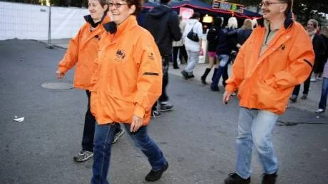 VANDRANDE VUXNA. Gun Granström, Frideborg Öström och Åke Öström är en av de tre Vuxna på stan-grupperna som vandrar fram på  kalasområdet. Föreningen startade 1997 och i dag är de orangea jackorna välkända bland ungdomarna.Foto: Josefin Wiklund