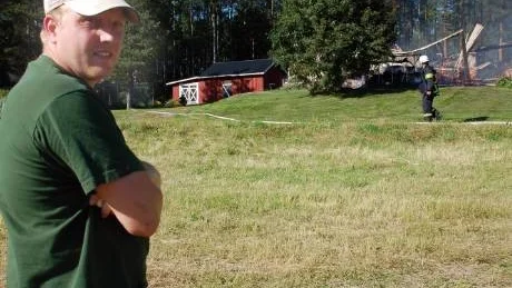 RESTER. Jan Norberg kan bara konstatera att det bara är rester kvar av det som för en dryg timma sedan var hans och familjens hem. Foto: Roger LarsSON