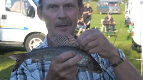 INGEN GULDFISK NU. En guldfluga blev ödet för den här harren. Göran Midebjörk, Luleå, fångade den på ön vid Kamlungeforsen. Där har han tagit många fina harrar även under tidigare årgångar av Harrens Dag. Året 2005 vann han också den lokala tävlingen. Men med den här 32 centimeter långa harren som vägde 328 gram räckte det bara till en femte plats i år.