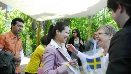 Välkommen till Luleå. Susan Andersson var en av många nyinflyttade som fick ta emot en symbolisk flagga av kommunledningen. Margareta Eriksson överlämnade gåvan.  Foto: Petra Isaksson