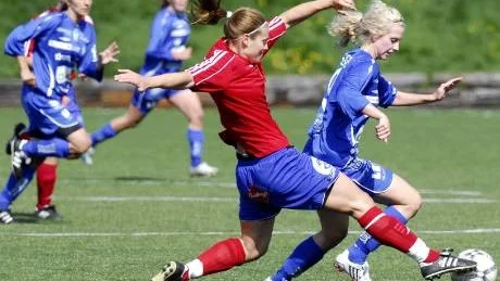 UNDERLÄGSNA. Daniela Grönbergs Alvik (i blått) kunde inte mäta sig med Gävles fysik och kom till korta i närkamperna.