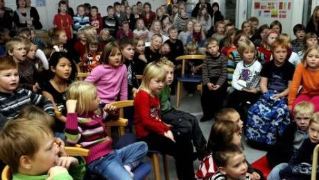ALLA MED. Hela Kläppenskolan har varit med och samlat in saker som barn i Moldavien, Ukraina och Rumänien ska få i julklapp. Här är det de yngre barnen på Kläppenskolan som samlats för att sjunga och packa julklappar. FN-dagen i fredags firades ordentligt på skolan.Foto: BERNDT DIMEUS