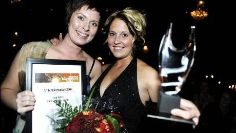 succé. De har nyligen slagit ihop sina påsar, vilket gav framgång direkt. Linn Sandberg Bladh och Lina Ögren, Salong total, glittrade ikapp när de fick priset Årets unga företagare. Som deras företagsnamn säger har de total kroppsvård från topp till tå.