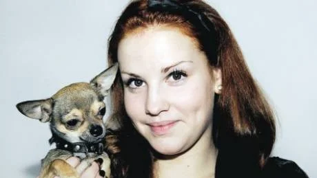 KOMPIS. - Min chihuahua Melvin är viktig för, säger Elin om sin lille vän. - Om stora världen kallar så måste han få hänga med, säger hon bestämt.