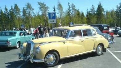 TIDSMASKIN. För många var det som att resa tillbaka i tiden när de legendariska bilarna intog Biltema.