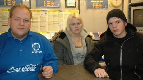ÖVERENS. Töre är ingen dålig by men föräldrarna måste ställa upp mer, anser Robert Lundbäck, Lina Lundbäck och Philip Forsberg.   Foto: Britt-Louise Spets