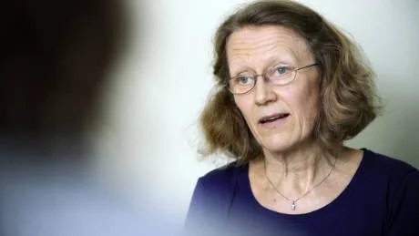 Karin Löfstedt framhåller att drömmar är väldigt personliga och skräddarsydda för varje individ och att betydelsen av symbolerna nödvändigtvis inte passar in på alla.