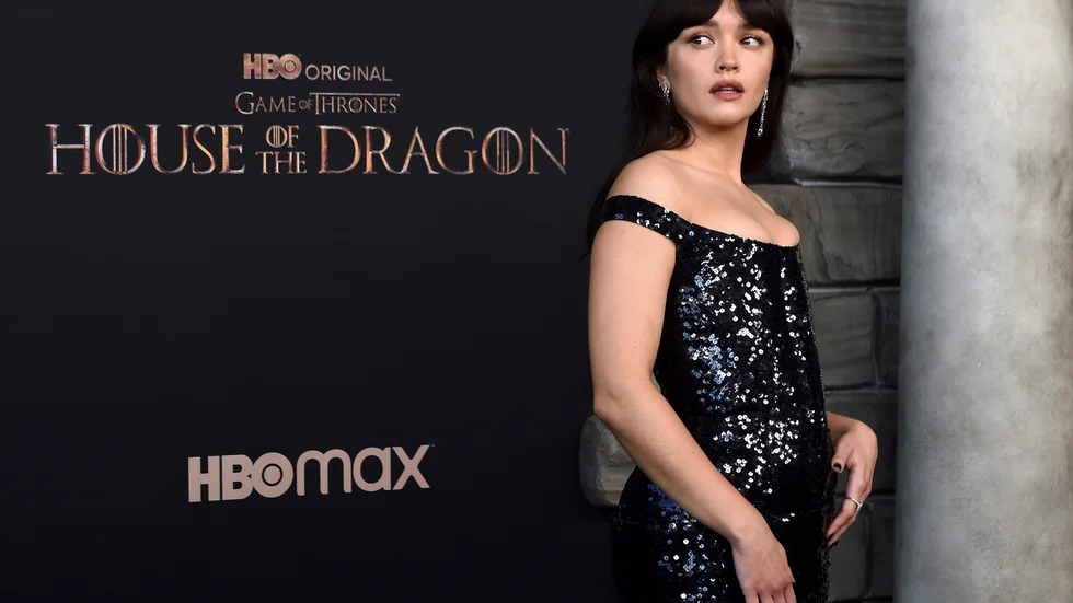 Olivia Cooke, en av skådespelarna som är med i "House of the dragon", vid premiären i somras. Arkivbild.