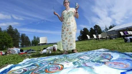 Kärlekstavla. Maria Lendi från Överkalix målade en tavla inspirerad av gamla symboler som innefattar hjärta, smärta och kärlek. "Den ska säljas och pengarna ska gå till nästa Onenessfestival i Norrbotten", säger hon.Foto: LINDA WIKSTRÖM