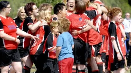 STORT JUBEL. Piteåspelarna var överlyckliga efter segern i Piteå Summer Games.Foto: EIJA DUNDER