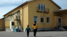 STÄNGD. Föräldraföreningen i Kuttainen vill att skolan ska vara i drift till dess att länsrätten gett sin dom.