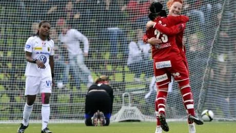 JUBEL. Piteås målskytt Johanna Lindahl jublar tillsammans med June Pedersen efter 1-0-målet mot Umeå IK.  Foto: ANDREAS WÄLITALO