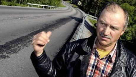 PÅ LINJEN. "Räckena står precis invid vägbanan så när det möts två fordon finns det inte mycket plats kvar för exempelvis en barnvagn, säger Erland Nilsson som fått mottaga många bekymrade samtal från boende efter vägen Råneå-Niemisel-Avafors.Foto: Håkan Gidlöw