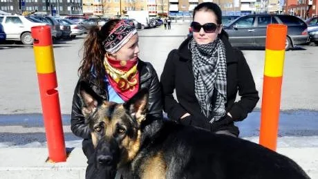 SOLDYRKARE. Jennifer Jansson och Johanna Nyberg får dåligt samvete om de inte är ute när det är fint väder.
