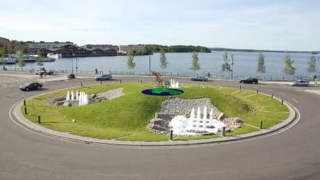 ETT MONTAGE. Så här skulle det kunna se ut om förslaget på en skulptur i form av en häst i rondellen vid Kulturens hus blir verklighet.