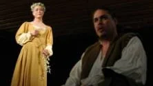 KÄRLEK À LA MOZART. Carina Henriksson och Anders Kjellstrand i Opera Vildmarks uppsättning av Figaros bröllop - en historia om hjärta, smärta, kärlek och svartsjuka.  Foto: Åsa Poromaa