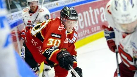 Uppskattade. Linus Omark och Johan Harjus framgångar gjorde att Övertorneås kommunalråd Linda Ylivainio uppvaktade duon under gårdagen.Foto: Andreas Wälitalo / PETRA ISAKSSON