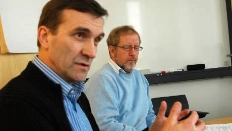NY SKOLA ELLER BUSSNING? Barn- och utbildningsnämndens ordförande Roger Suup och skolchefen Peter Nordmark har inga besked att ge förrän till våren.