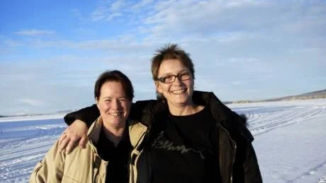 INGEN VANLIG SJÖ. Kristin Frisk och Ann-Christin Sundström räknar med dragningskraft från Hornavan.