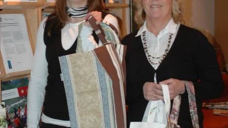 IDÉKLÄCKARE. Cora Karlsson, som arbetar med kommunala avfallsfrågor, Ulla Wikman, som jobbar som  med kommuninformation, samt Mia Edin, som jobbar med handelsutveckling, ej med i bild, ligger bakom idén att använda kasserade kommunala gardiner till annat än hyllvärmare.  Foto: kenth bergmark