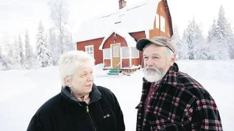 PARADISET. För drygt 20 år sedan var norra Sverige en främmande värld för makarna Schmidt - nu bor de i paradiset, enligt egen utsago.   
Foto: Roland S Lundström