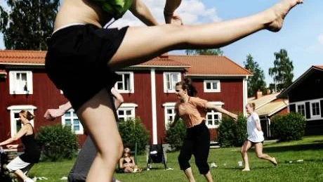 DANSHOPP. Izabella Karlsson övar häftiga hopp under ett streetdanspass. Andra klasser som ges under lägerveckan i Älsvbyn är break, modern dans och klassisk balett. FOTO: SARA MORITZ