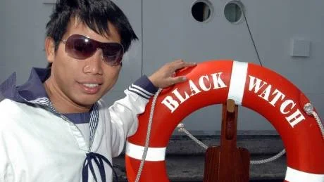 TIO MÅNADER. Carmelo Flores, 28 år, är en av 60 filippinska besättningsmän på Black Watch . Han har ett treårigt kontrakt och reser tio månader och är ledig två.
Foto: Jonas Hansson