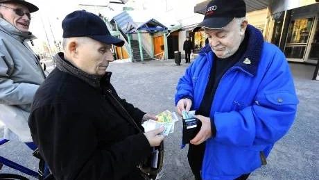 NYA LOTTER. Försäljningen av bingolotter har minsakt kraftigt de senaste åren. Nu säljer Björn Bäck cirka 200 lotter varje vecka. Här är det trogne kunden Lennart Johansson som köper några lotter av Björn.