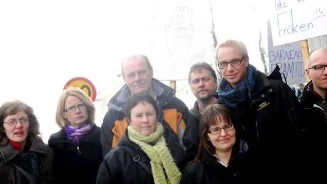 EN LÄRARE BERÖRS. "Det är bara en lärare på Mandaskolan som berörs och det är våra barns lärare", säger Johnny Utbys (mitten), en av föräldrarna. Han berättar att oron bland både barn och föräldrar är stor. Vid måndagens protest deltog både barnen och deras föräldrar.