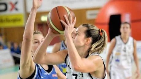 l Sabrina Scott mot Solna.