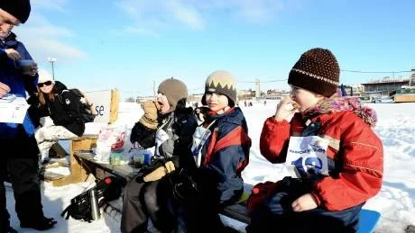 FYLLA PÅ DEPÅERNA. Morgan Thurfjell, 6, Axel Thurfjell 6, och Greta Thurfjell, 8, hade god aptit efter att ha åkt Barnens Vasalopp.