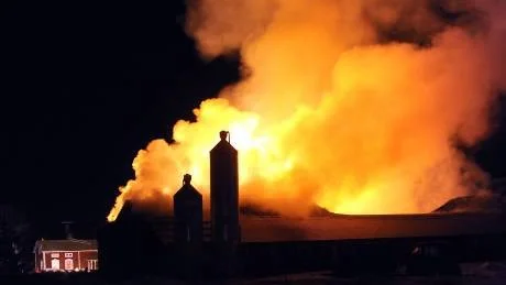 TOTALBRAND. Ladugården kunde inte räddas utan brann ned till grunden.