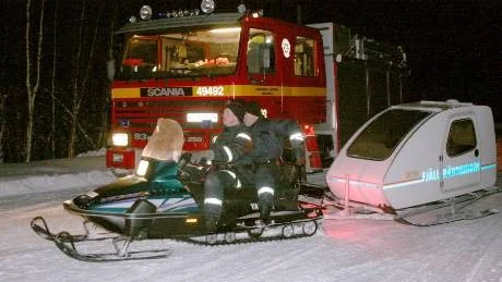 SÖKTE. Räddningstjänst och fjällräddning sökte efter den försvunne mannen i terrängen runt vaken i Luleälven där tre personer på skoter hamnade i det iskalla vattnet.