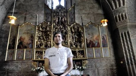 ALTARSKÅPET FAVORITEN. Det gamla altarskåpet från 1520 är Niklas Stafströms favorit i kyrkan. Onekligen ett imponerande träsnideri.