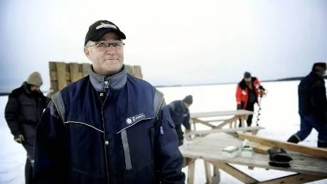 PÅ LÖRDAG. Fritidsförvaltningen ansvarar för isvägen runt Luleå centrum och arbetsledaren Jan Blomkvist berättar att man har ambitionen att öppna vägen för allmänheten redan imorgon lördag.