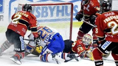VEKA. Luleå var enligt Roger Rönnberg för veka framför båda målen. Här trycker Tim Eriksson in pucken bakom Mattias Modig.