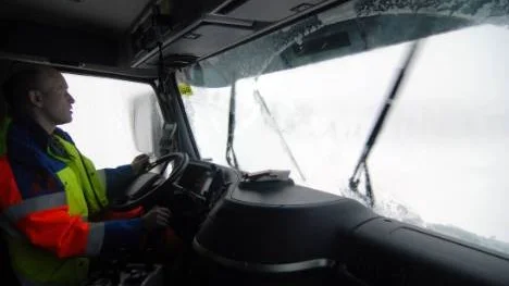 Blötsnö och hård vind. Värmen på rutan är på max och Tommy Holmström sitter som i en bastu när han kör plogbilen. Utanför är sikten noll. Som att bli instäng i ett mörkt rum, fast vitt istället för svart.