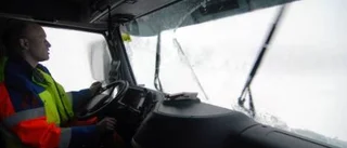 Snöstormen hade fjällvägen i sitt grepp