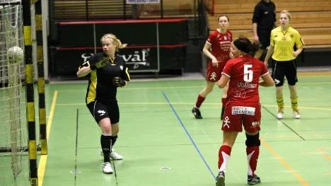 Sista målet, 3-0 till Piteå, på väg in i Notvikens mål. Emma Thall (utanför bilden) var målskytt. Lina Johansson (som gjorde 2-0) konstaterar att bollen går stolpe in.