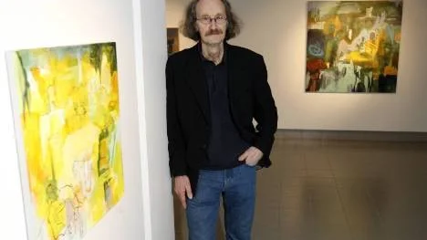 Nic Langendoen vid "Myr" som Piteå kommun nu köpt. Bakom honom "Fragment ur ett landskap", utställningens största målning. Konstnären arbetar gärna i stora format.