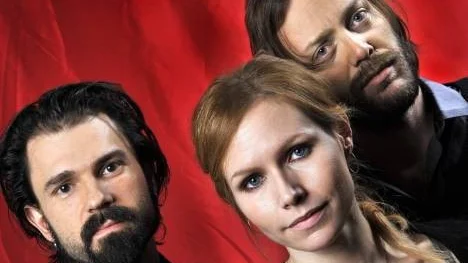 Nathan Larsson, Nina Persson och Niclas Frisk i A Camp.