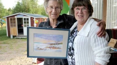 Maj-Lis Holmström, Sågvik, som fick välja första pris i kvällens största lotteri, valde en tavla av konstnären Barbro Holmström. Här står båda två på trappan av Röda kvarn.