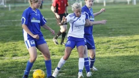 En straff i 80:e minuten såg till så att Sikfors SK kunde besegra Storfors AIK med 2-1. Matchvinnare blev mittbacken AnnSofie Joanson (till höger) som gjorde båda målen.