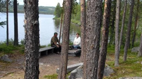 Eldplatser och husvagnsparkeringar är insprängda i naturen. Så ska det vara på en naturcamp. Ralph och Ann-Katrin Edin njuter av tillvaron.
