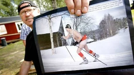 Christer Eriksson visar upp Mr januari, Ebbe Johansson, en av dem som fick posera i 20-gradig kyla.