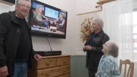 Gerda Lundberg, boende på Länsmansgården i Arvidsjaur, tittar dagligen på den tv som Lions skänkt till avdelningen. Till vänster Lions president Hans Norberg och Hans Andersson på Lions i Arvidsjaur