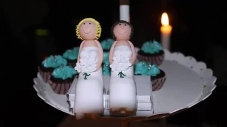 Två brudar på ett cupcake-fat.