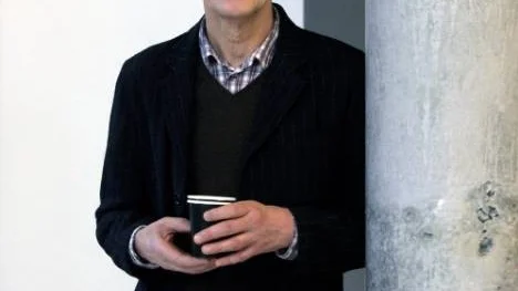 "Jag är väldigt pessimistisk, jag kan möjligen tro på en framtid för små glasbruk med begränsad produktion och begränsade serier", säger Tom Hedqvist, i dag rektor för Beckmans designhögskola, i mitten av 90-talet designchef på Orrefors.