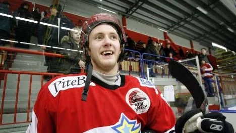 Johan Engström, Piteå Hockey, har varit långtidsskadad och missat många seriematcher under säsongen, men nu är den tunga tiden över och istället är det uppåt igen för en skadefri Engström. (Arkivbild)