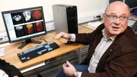 Markku Lehto, medicinskt ansvarig, visar den nya datortomografens moderna teknik. "Nu kan vi göra kärlundersökningar snabbt och effektivt utan att gå in med kateter i ljumsken", berättar han.